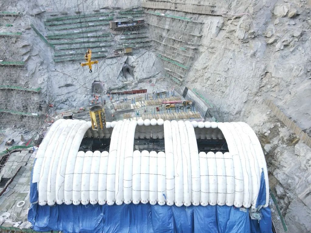 气肋膜结构防塌支撑结构及气膜建筑的制作