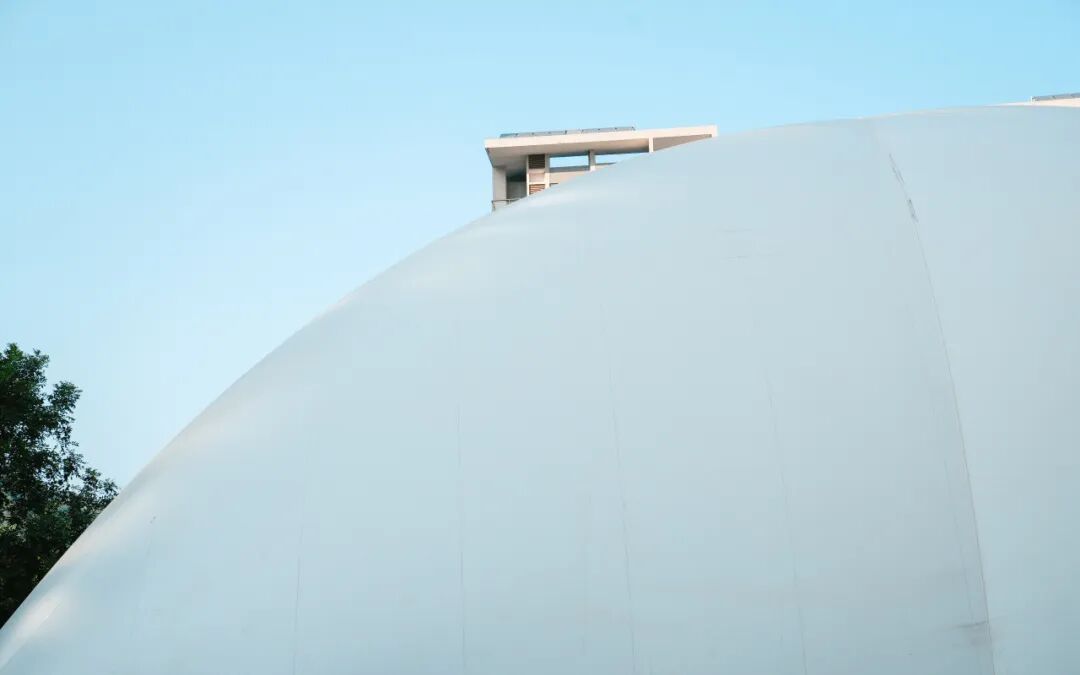 深圳市中心建筑工地，现场罩了个“超大气球”(基坑气膜)